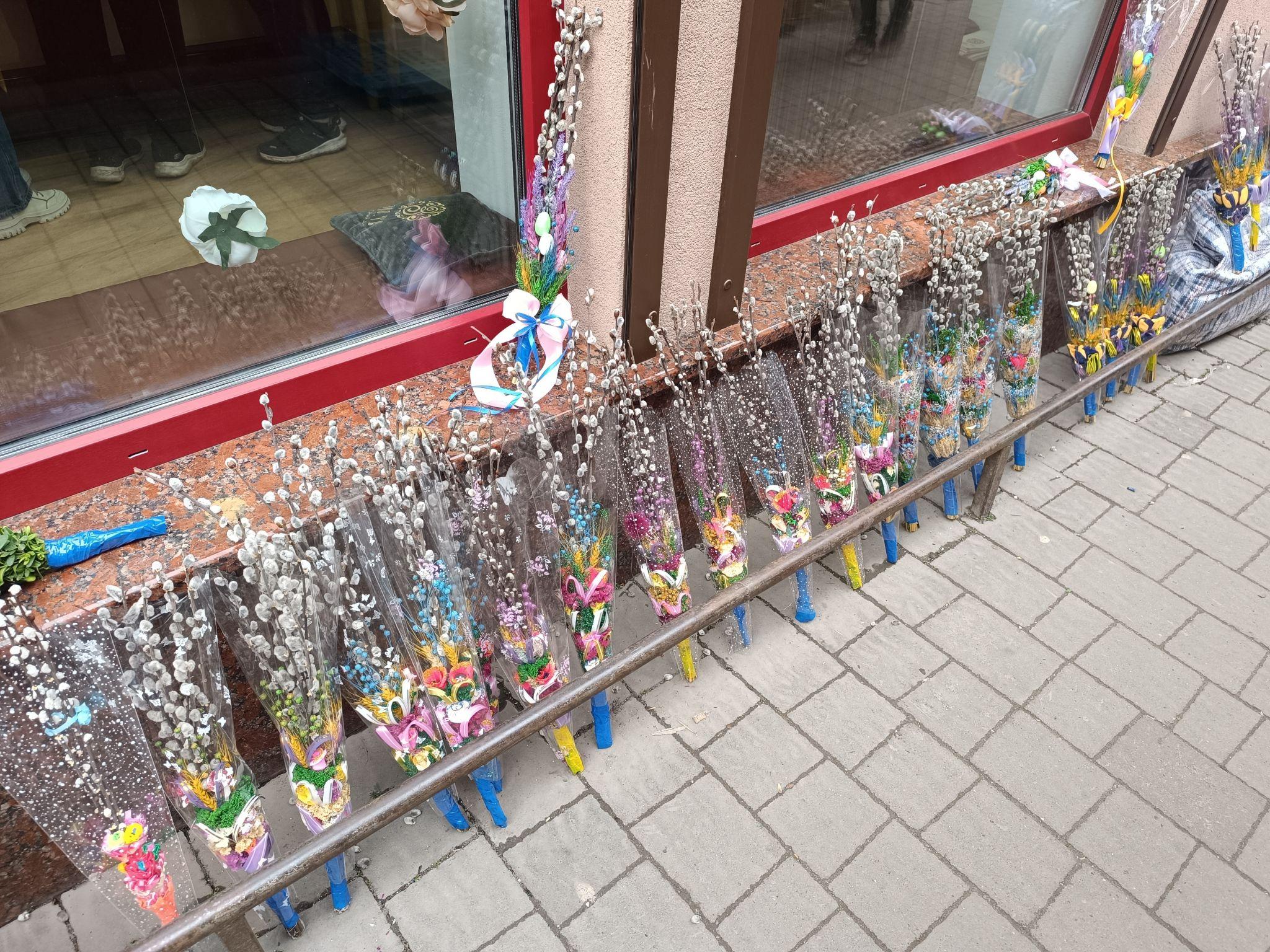 Новини Тернополя - фото з З квітами, прикрасами та стрічками: скільки коштують вербові букети на ринках Тернополя