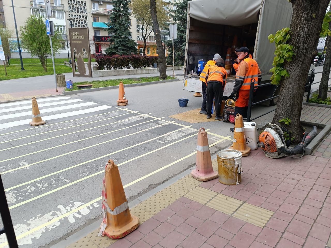 Новини Тернополя - фото з На вулицях міста відновлюють дорожню розмітку на пішохідних переходах