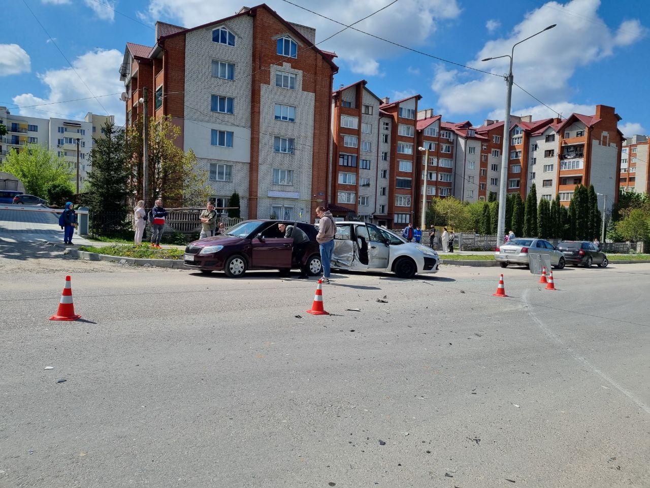 Новини Тернополя - фото з На Київській зіштовхнулися автівки: постраждала жінка
