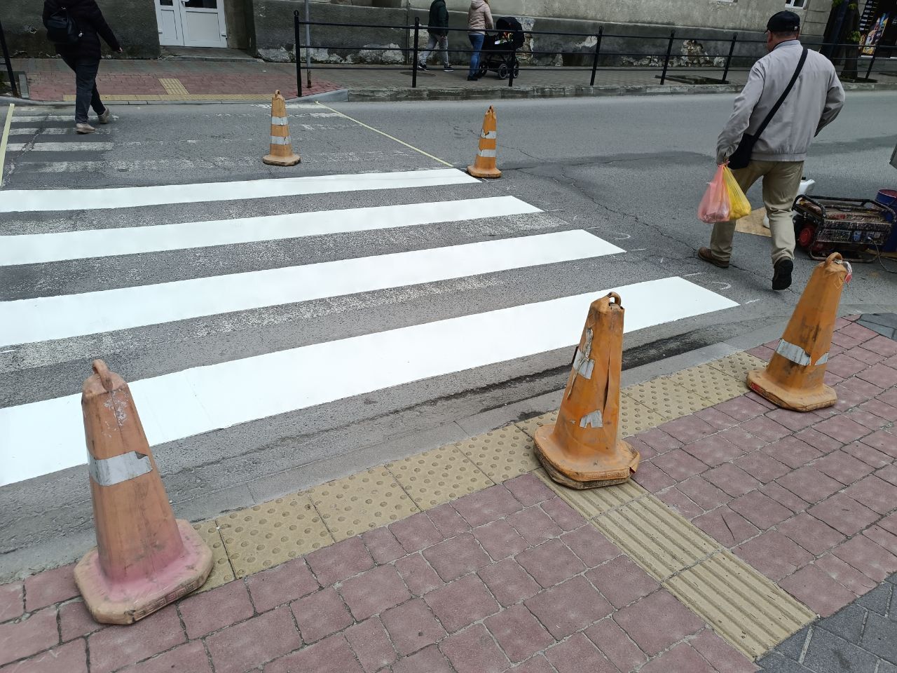 Новини Тернополя - фото з На вулицях міста відновлюють дорожню розмітку на пішохідних переходах