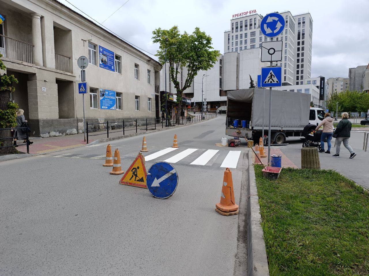 Новини Тернополя - фото з На вулицях міста відновлюють дорожню розмітку на пішохідних переходах