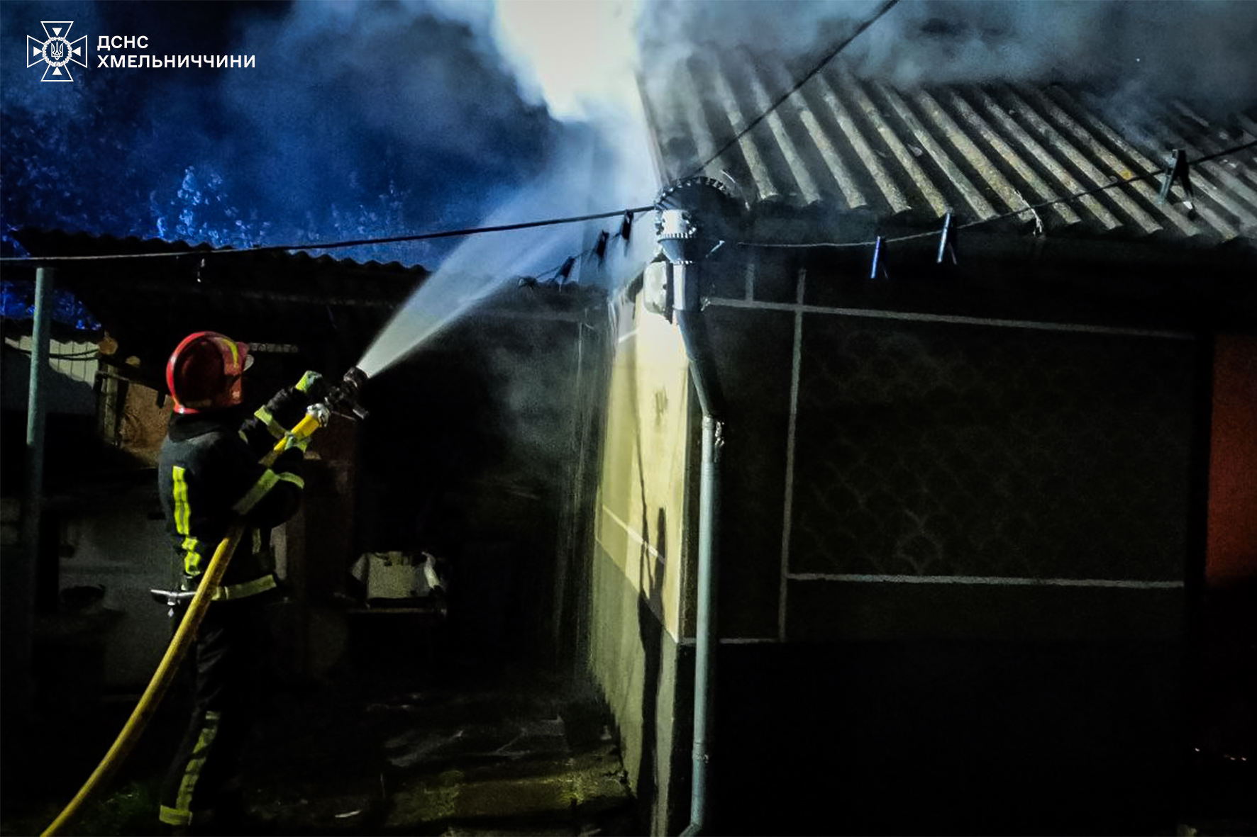 Новини Хмельницького - фото з У Хмельницькому районі на місці пожежі знайшли тіло чоловіка На зображенні може бути: 1 особа, вогонь та текст