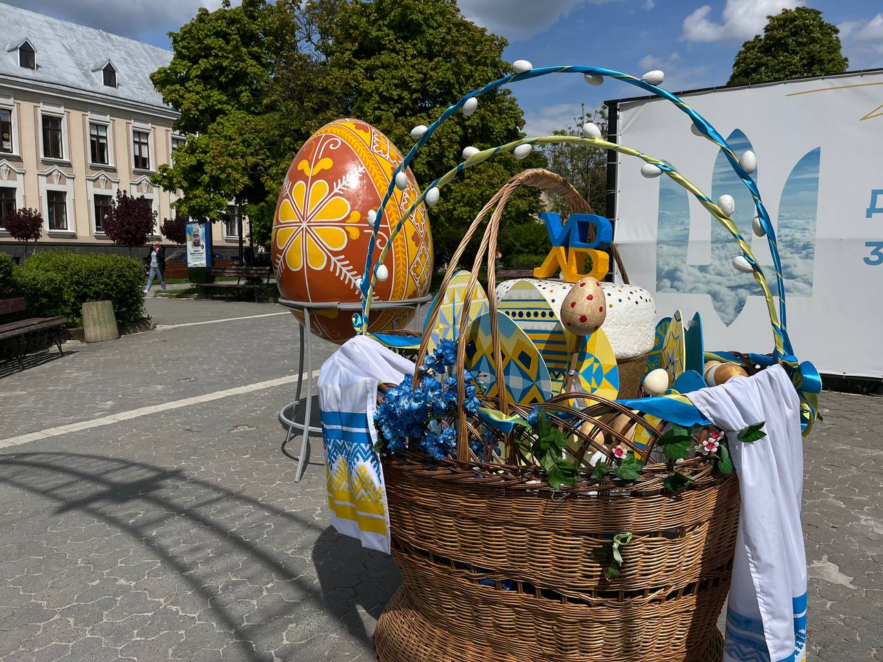 Новини Тернополя - фото з Як Тернопіль прикрасили до Великодня: фоторепортаж з міста