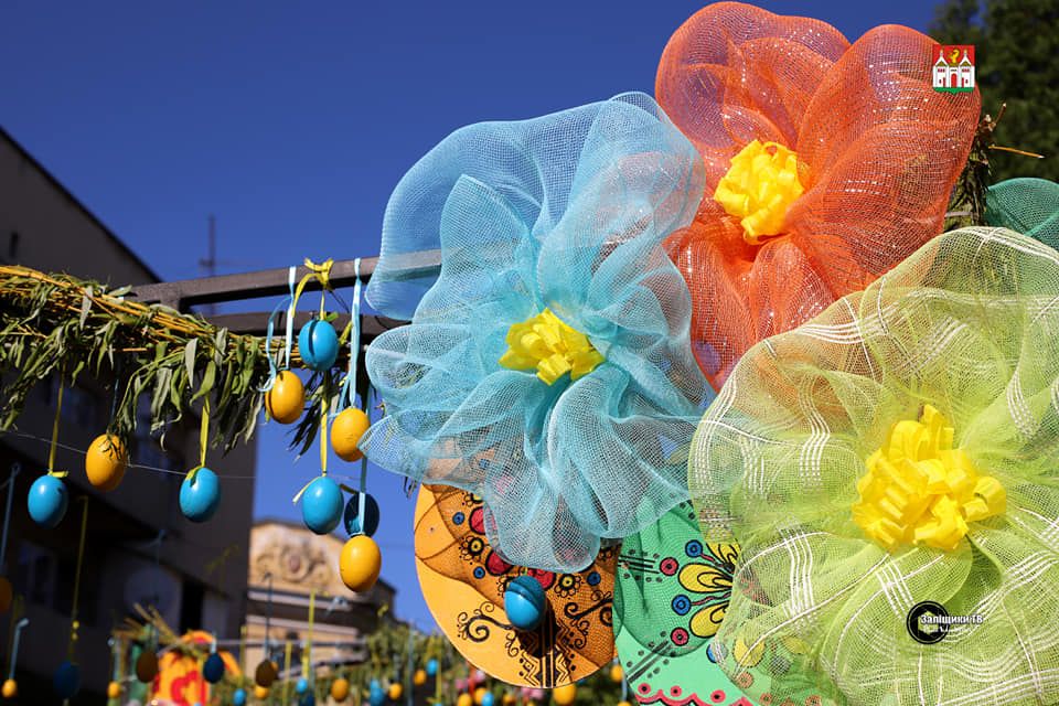 Новини Тернополя - фото з У центрі Заліщиків встановили розкішні Великодні декорації. ФОТО