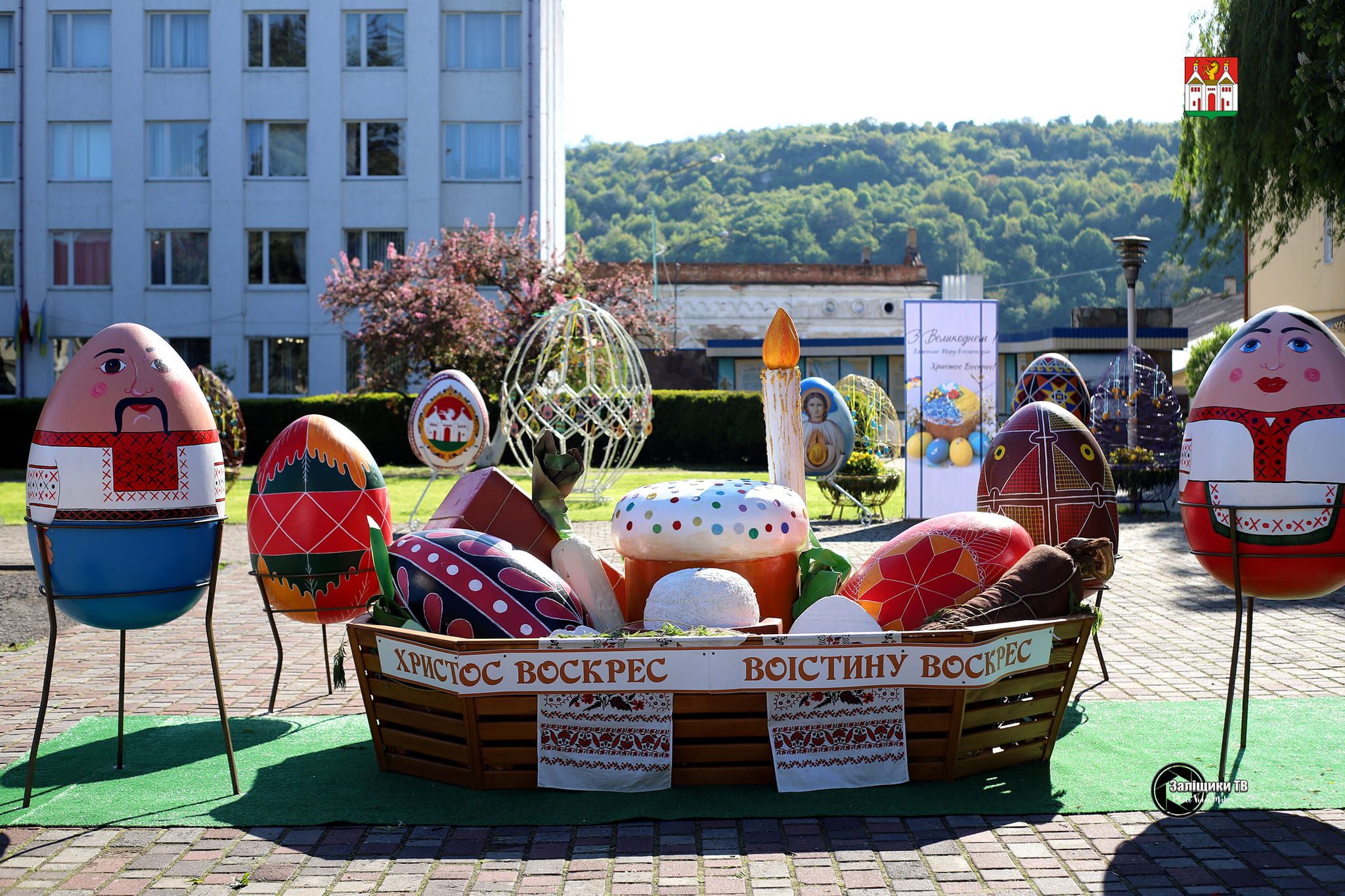 Новини Тернополя - фото з У центрі Заліщиків встановили розкішні Великодні декорації. ФОТО
