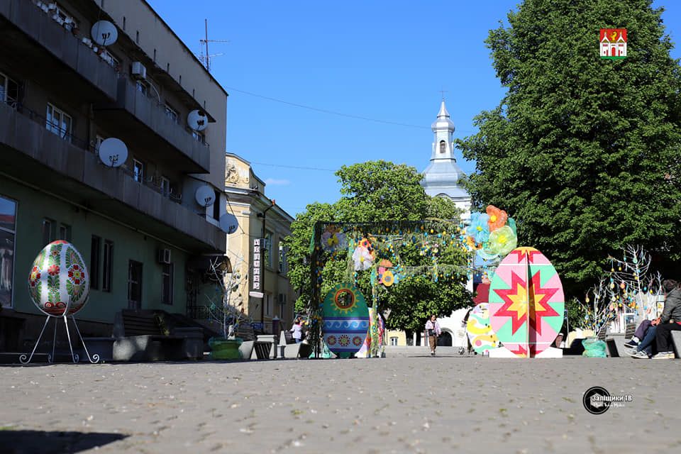 Новини Тернополя - фото з У центрі Заліщиків встановили розкішні Великодні декорації. ФОТО