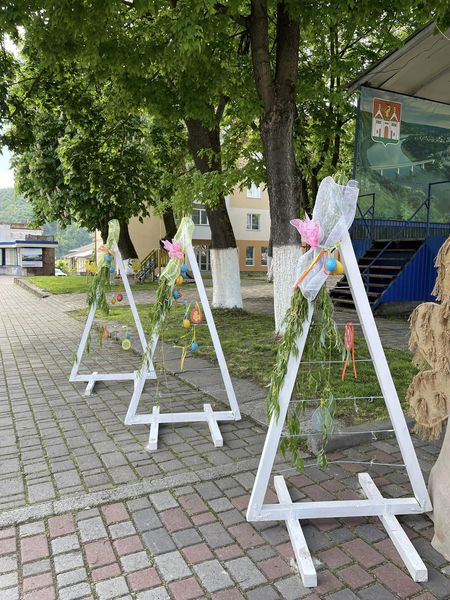 Новини Тернополя - фото з У центрі Заліщиків встановили розкішні Великодні декорації. ФОТО