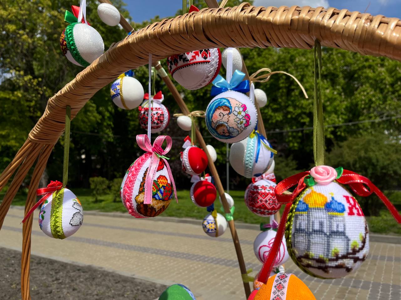 Новини Тернополя - фото з Як Тернопіль прикрасили до Великодня: фоторепортаж з міста