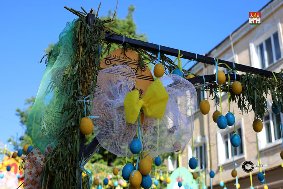 Новини Тернополя - фото з У центрі Заліщиків встановили розкішні Великодні декорації. ФОТО