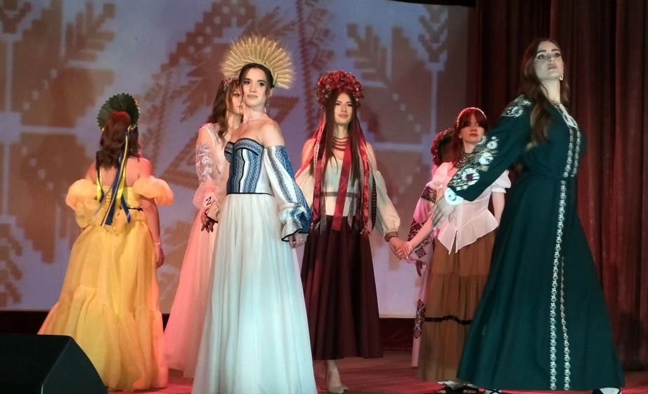 Новини Вінниці - фото з Почали з дефіле в українському вбранні. У техуніверситеті відновили конкурс «Міс ВНТУ»