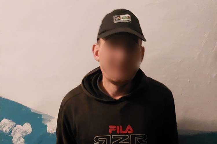 Новини Тернополя - фото з Тернополянин залишив наплічник біля камер схову в магазині, а коли повернувся — його там не було На зображенні може бути: 1 особа, капелюх та текст «FILA»