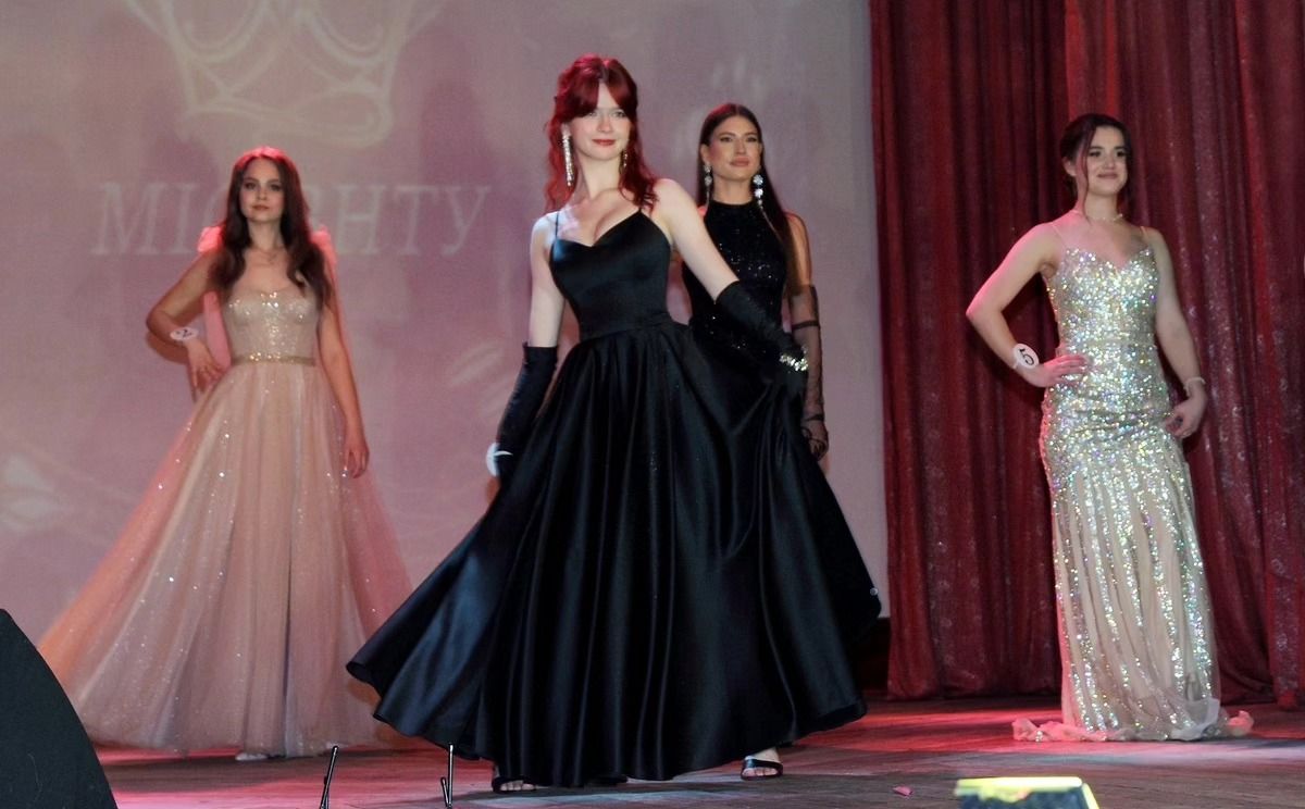 Новини Вінниці - фото з Почали з дефіле в українському вбранні. У техуніверситеті відновили конкурс «Міс ВНТУ»