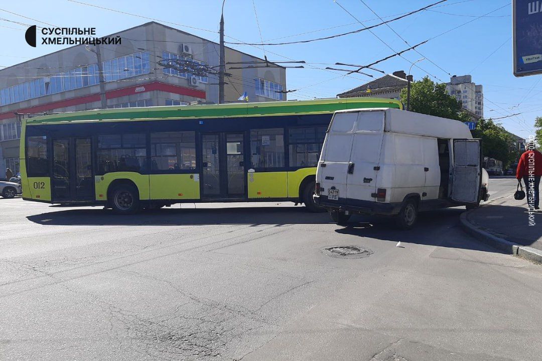 Новини Хмельницького - фото з На Юності сталася ДТП з тролейбусом (ФОТО)