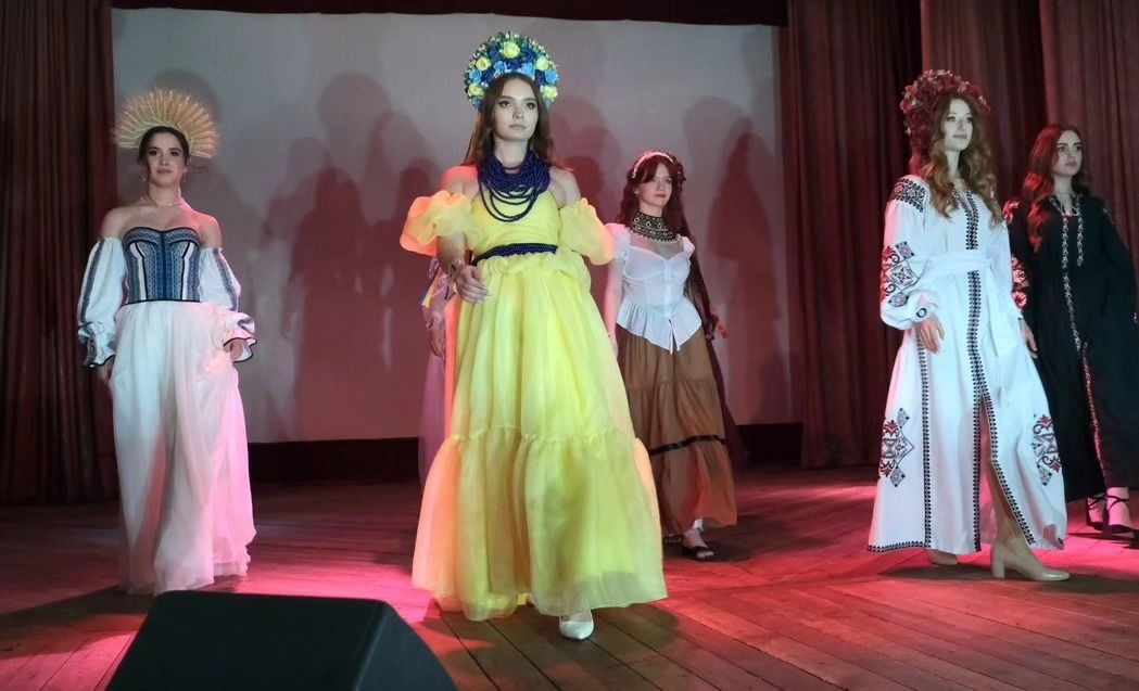 Новини Вінниці - фото з Почали з дефіле в українському вбранні. У техуніверситеті відновили конкурс «Міс ВНТУ»