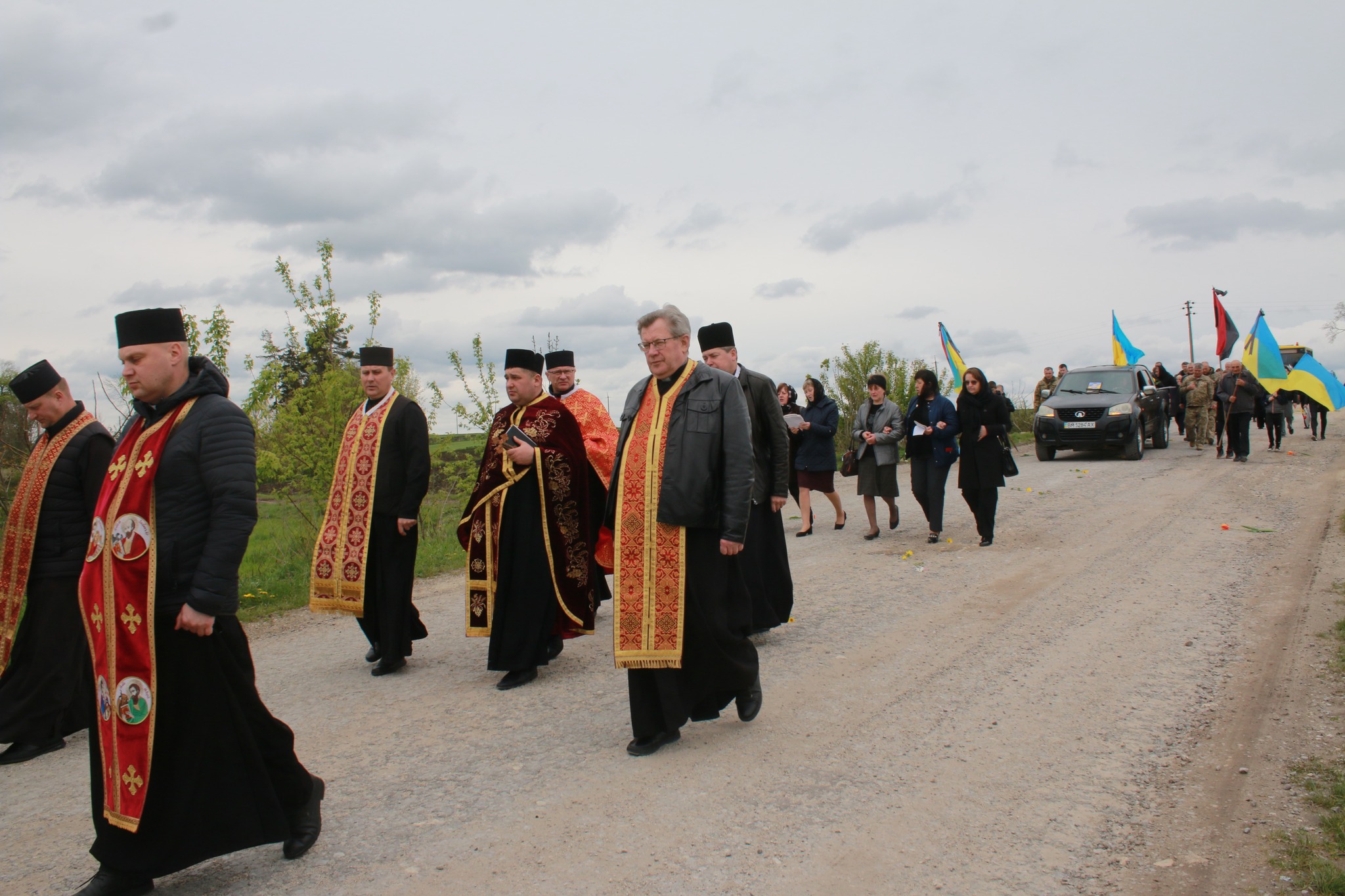Новини Тернополя - фото з Виборював перемогу для наших дітей: у Збаражі попрощались з Героєм Ігорем Войцеховським На зображенні може бути: 12 людей та текст