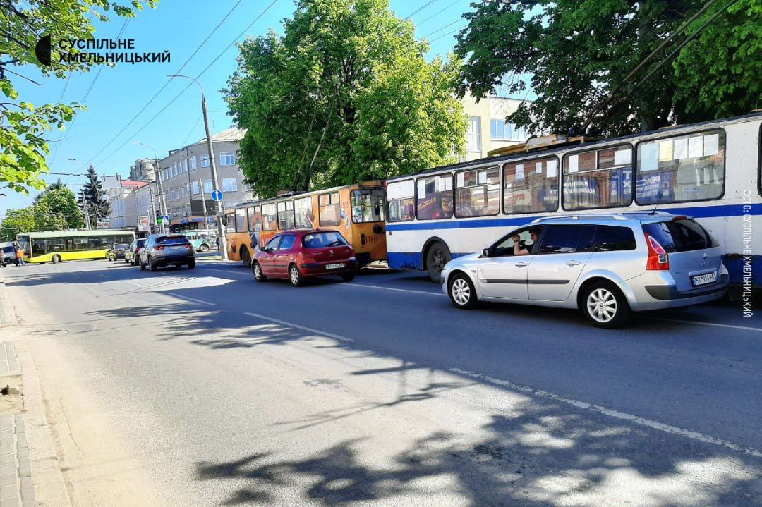Новини Хмельницького - фото з На Юності сталася ДТП з тролейбусом (ФОТО)