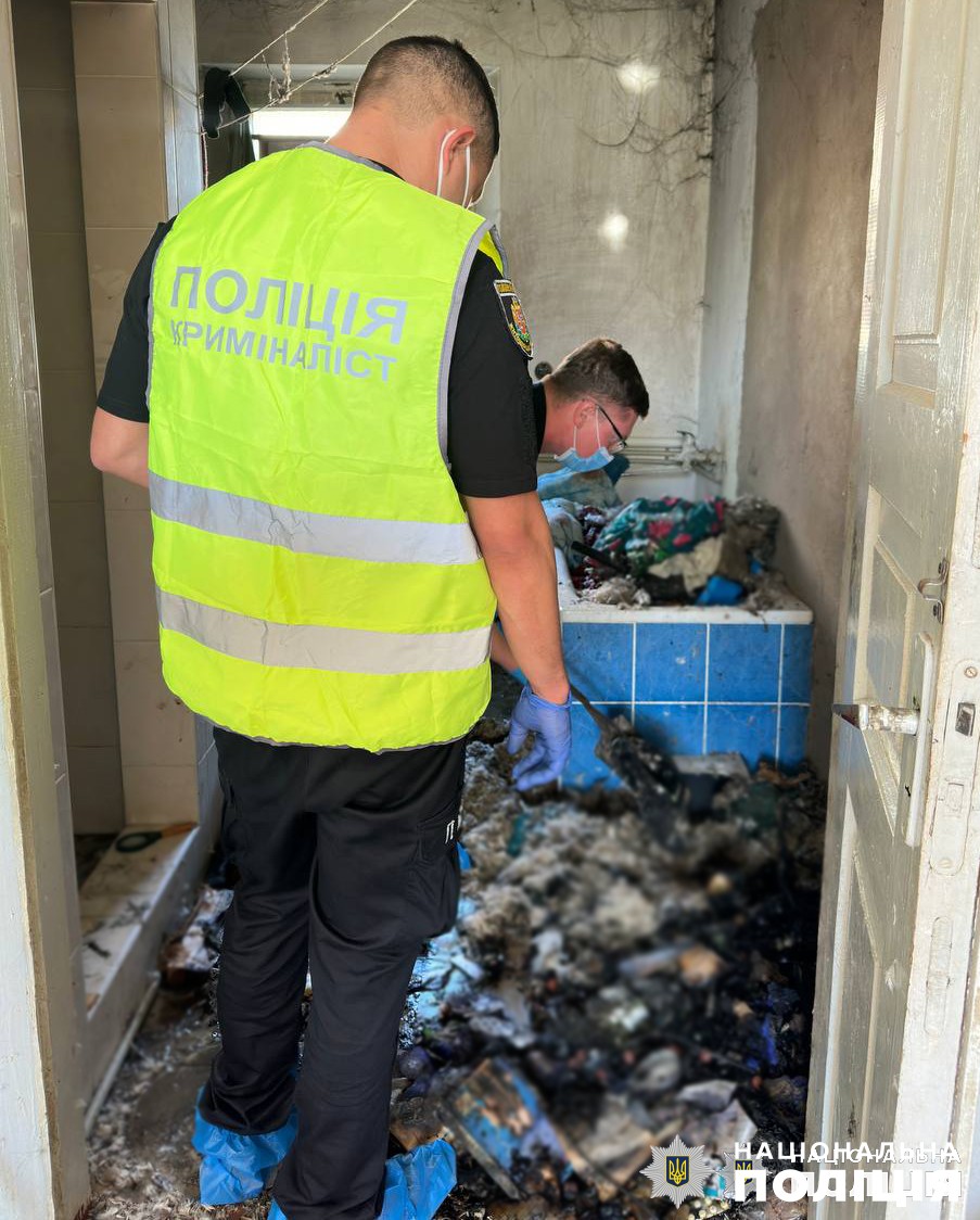 зарубав сокирою та хотів спалити: на житомирщині поліція затримала чоловіка за жорстоке вбивство матері