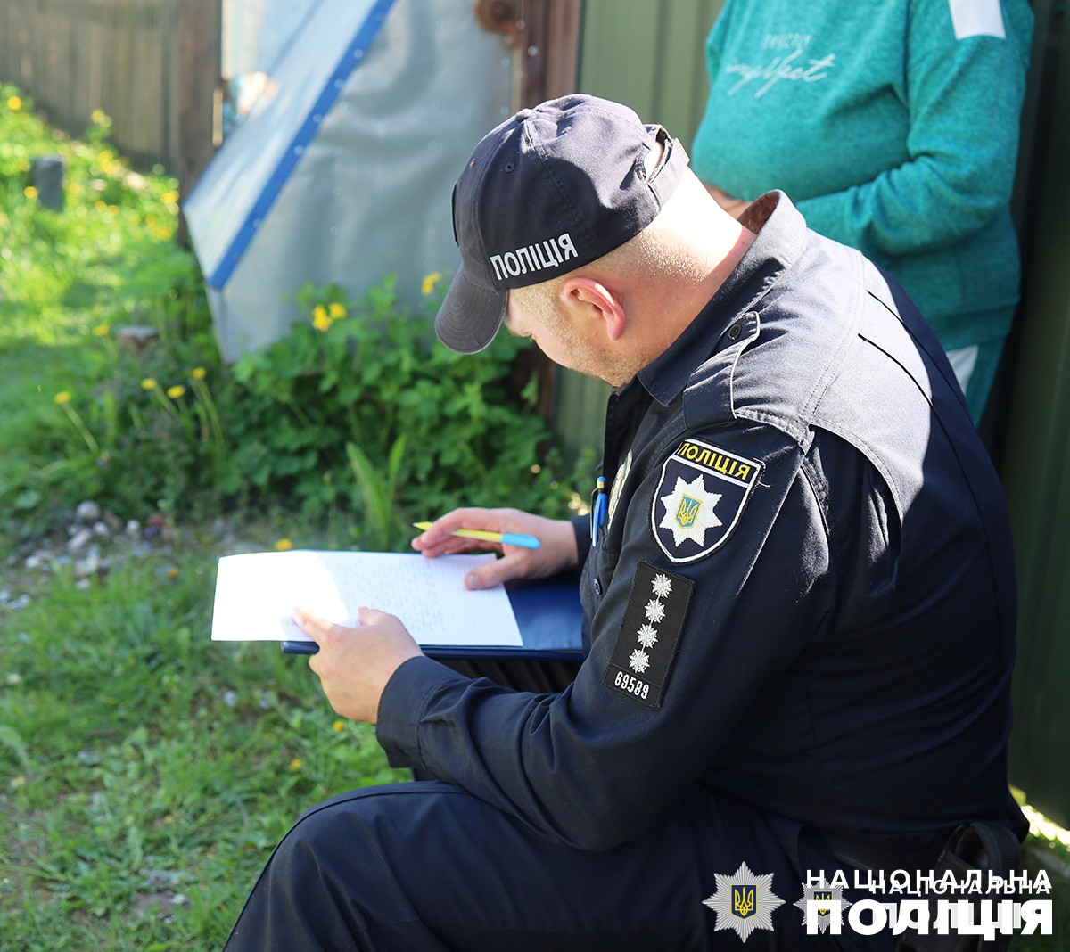 зарубав сокирою та хотів спалити: на житомирщині поліція затримала чоловіка за жорстоке вбивство матері