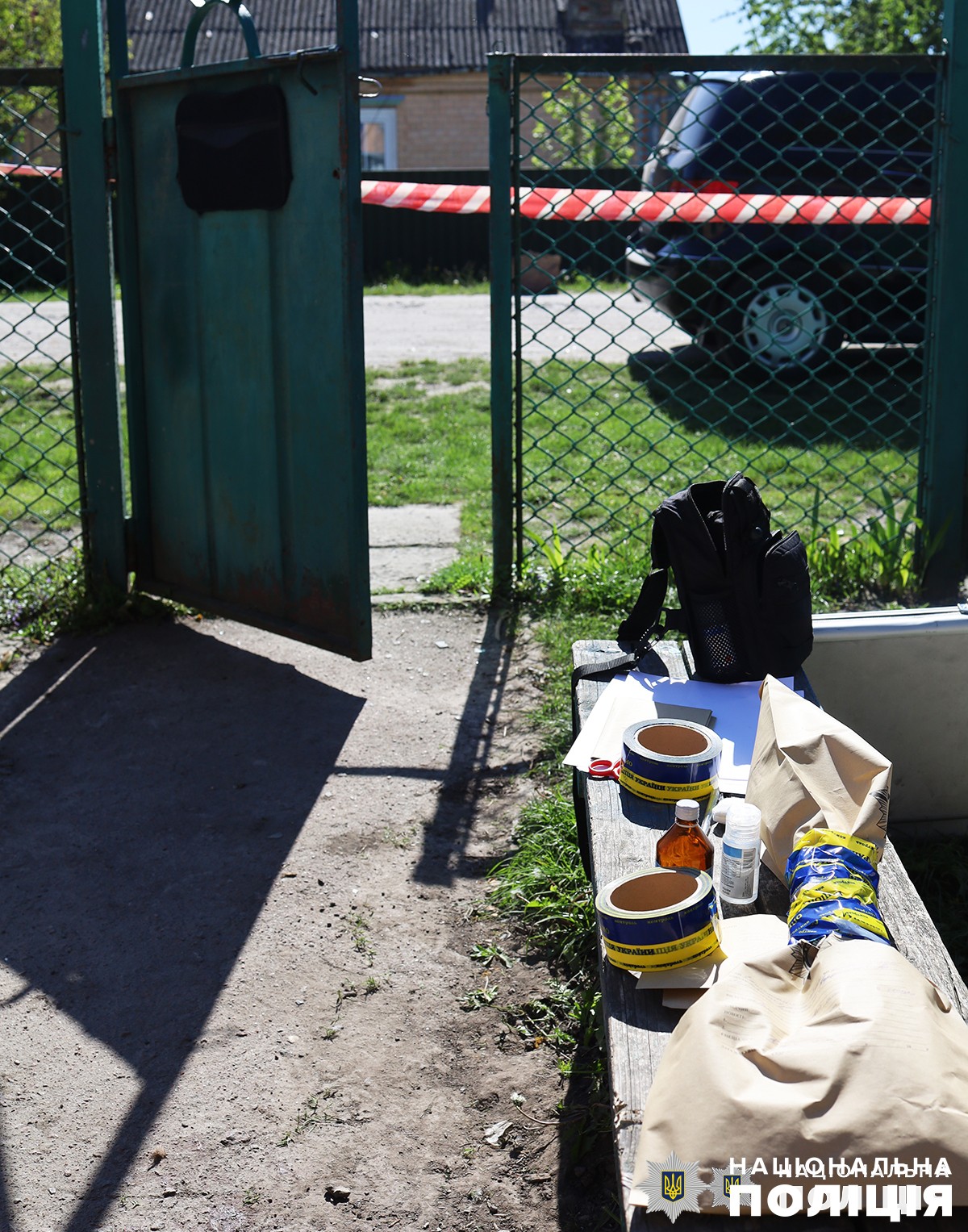 зарубав сокирою та хотів спалити: на житомирщині поліція затримала чоловіка за жорстоке вбивство матері