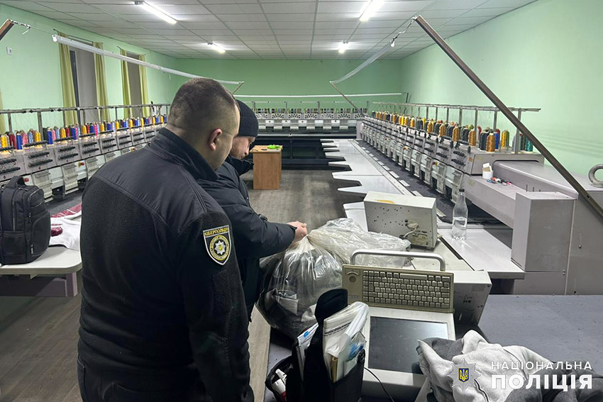 на хмельниччині слідчі оголосили підозру членам злочинної групи, які підробляли одяг відомих спортивних брендів