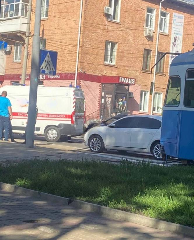 Новини Вінниці - фото з На «зебрі» по Пирогова збили дівчину. Утворилася тягнучка