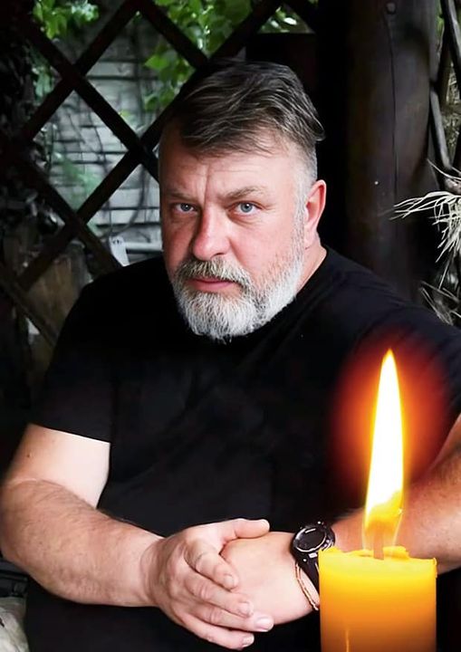 На зображенні може бути: 1 особа, борода, вогонь та підсвічник