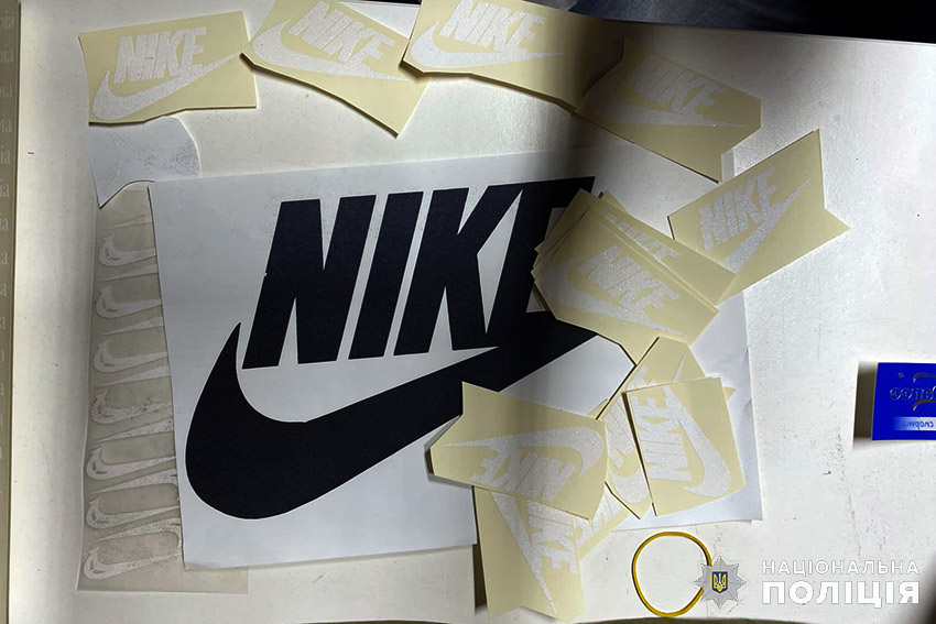 на хмельниччині слідчі оголосили підозру членам злочинної групи, які підробляли одяг відомих спортивних брендів