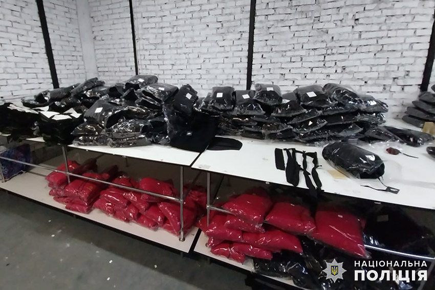 на хмельниччині слідчі оголосили підозру членам злочинної групи, які підробляли одяг відомих спортивних брендів