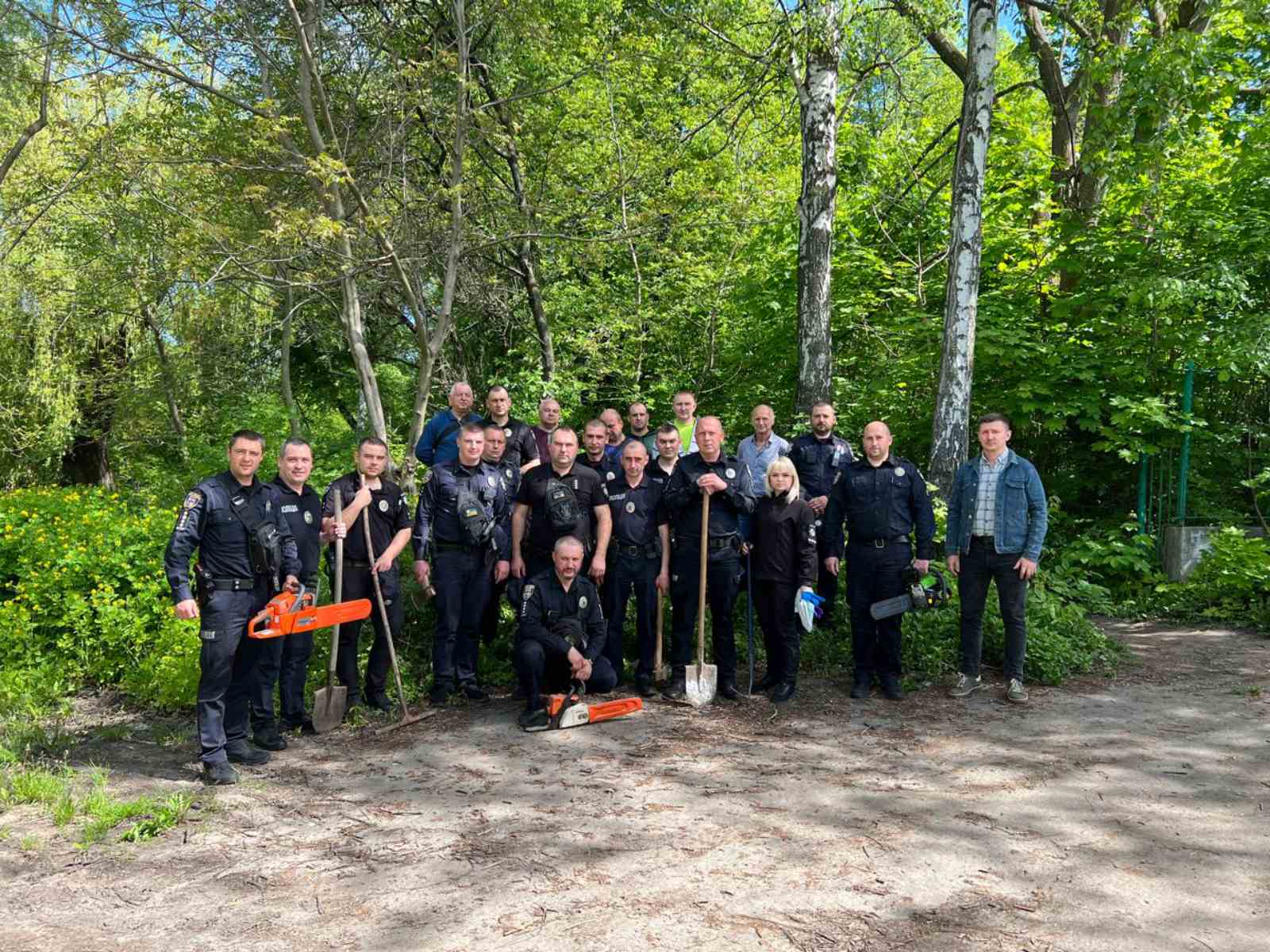 Новини Козятина - фото з Козятинські поліцейські взяли в руки пилки, сокири та коси і розчистили хащі попід Водокачку