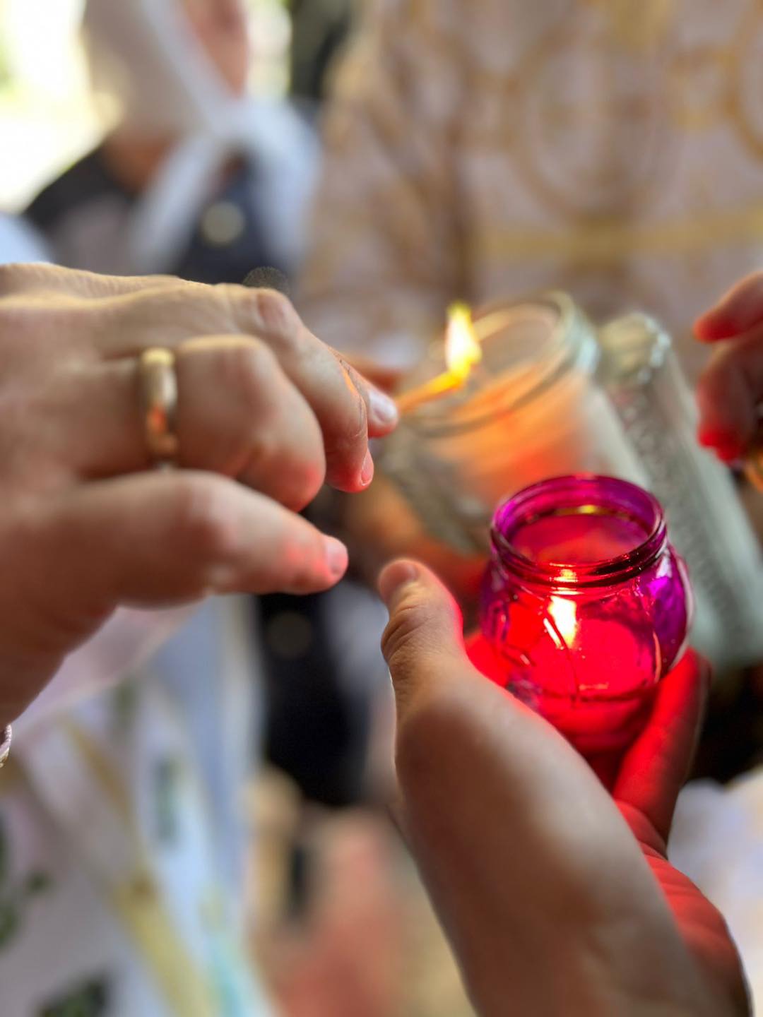 На зображенні може бути: одна або кілька осіб та вогонь