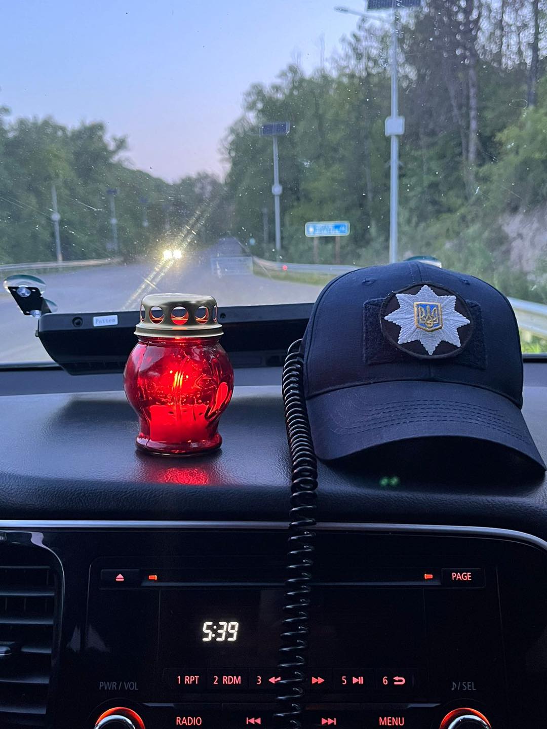 На зображенні може бути: сова, дзеркало заднього виду та капелюх