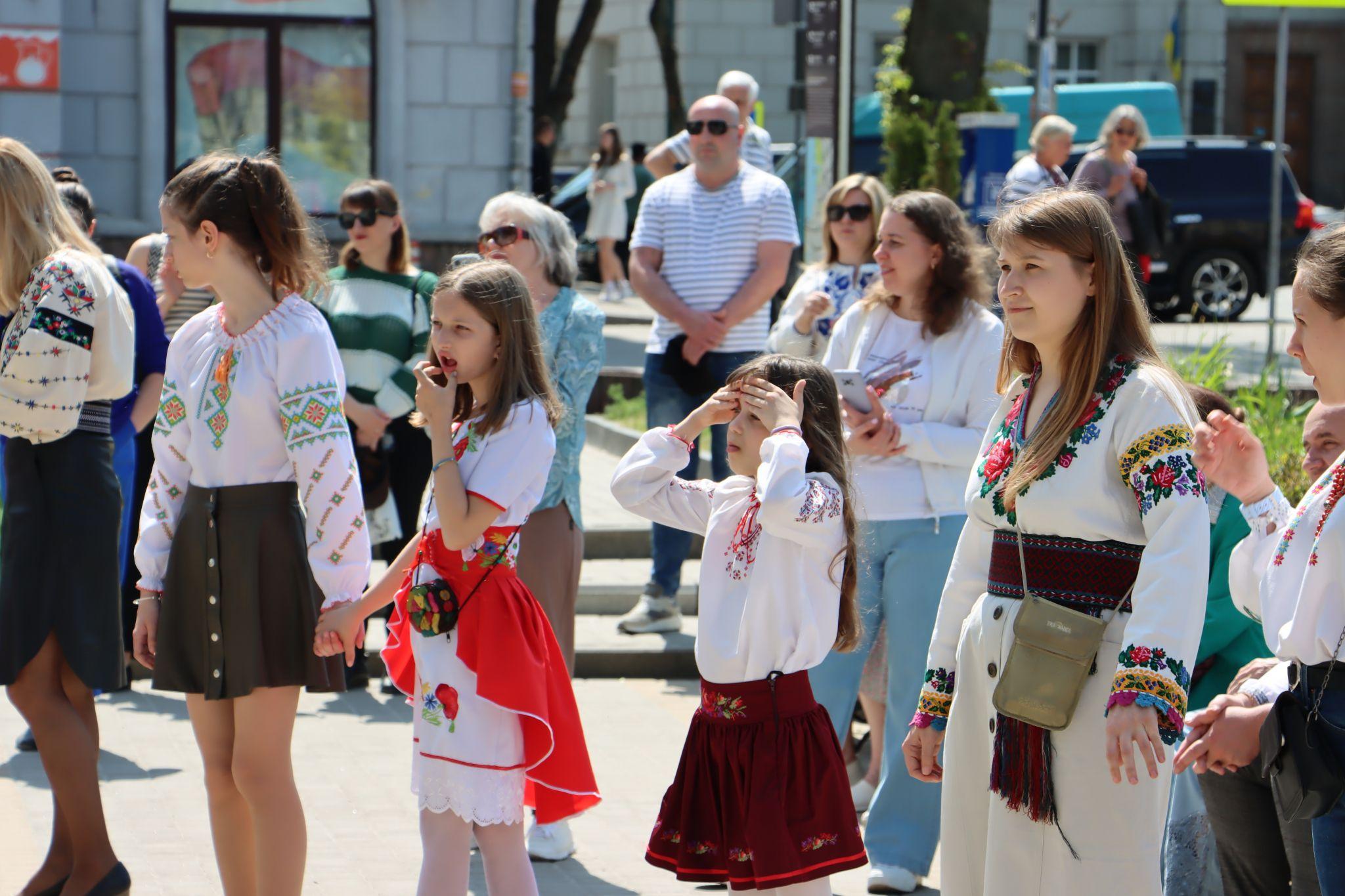 Новини Тернополя - фото з Біля Катедри діти влаштували Великодні гаївки: як усе відбувалось