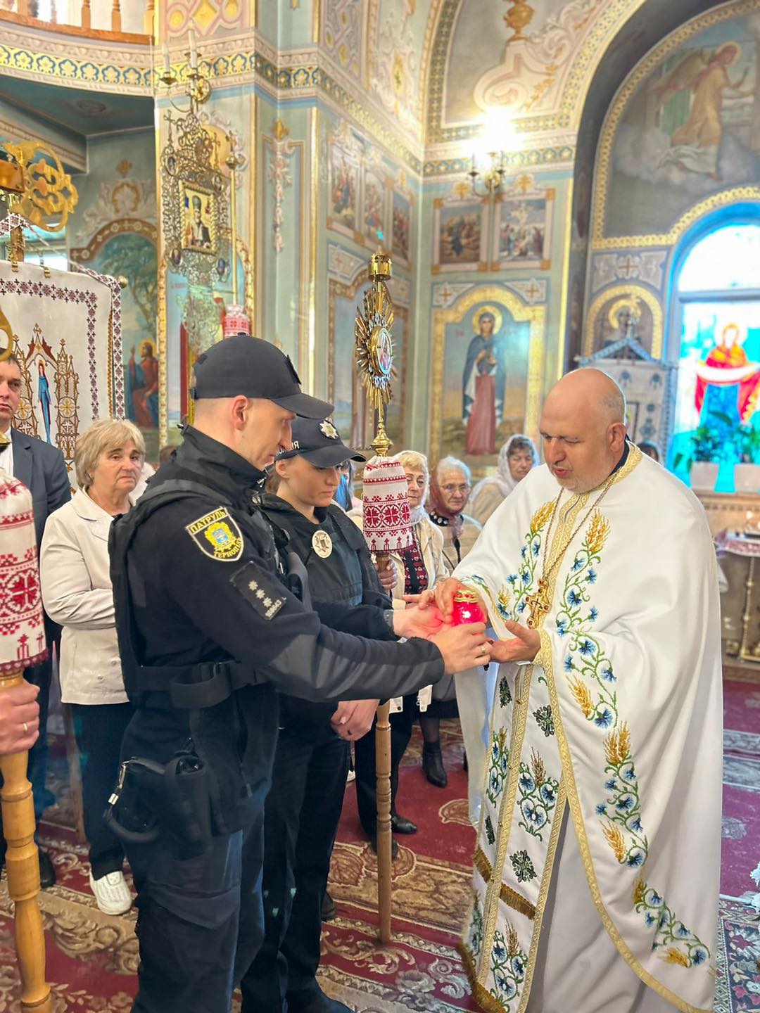 На зображенні може бути: 5 людей та текст «DAPYAT ය 58043»