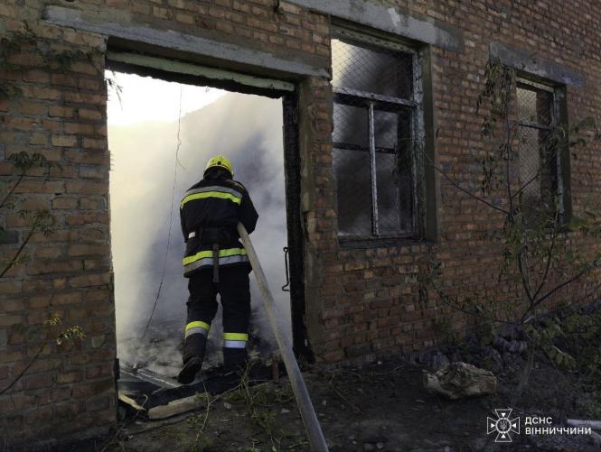 Новини Вінниці - фото з Пожежа у недіючому столярному цеху: вогонь охопив площу у 100 квадратів