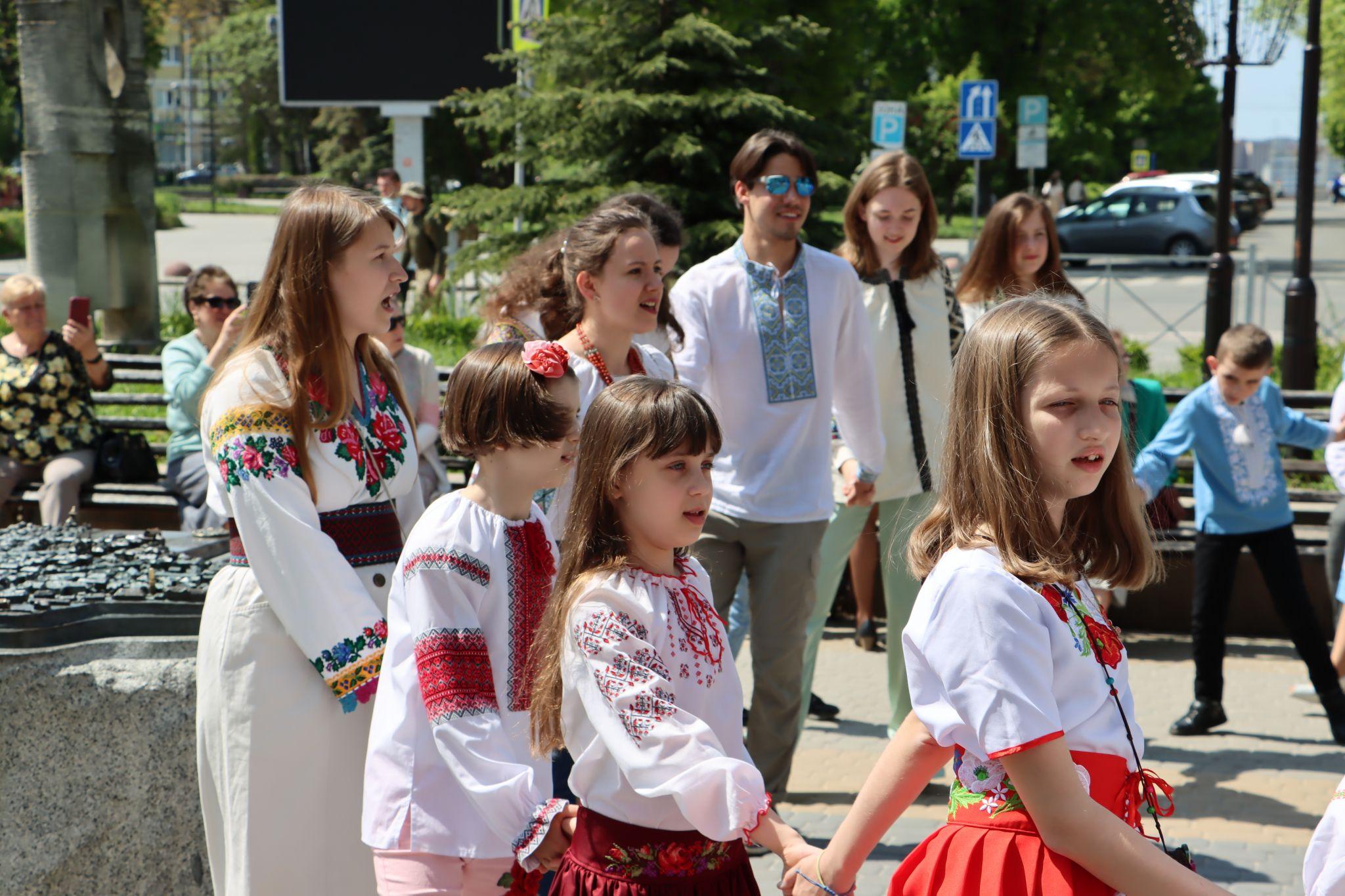 Новини Тернополя - фото з Біля Катедри діти влаштували Великодні гаївки: як усе відбувалось