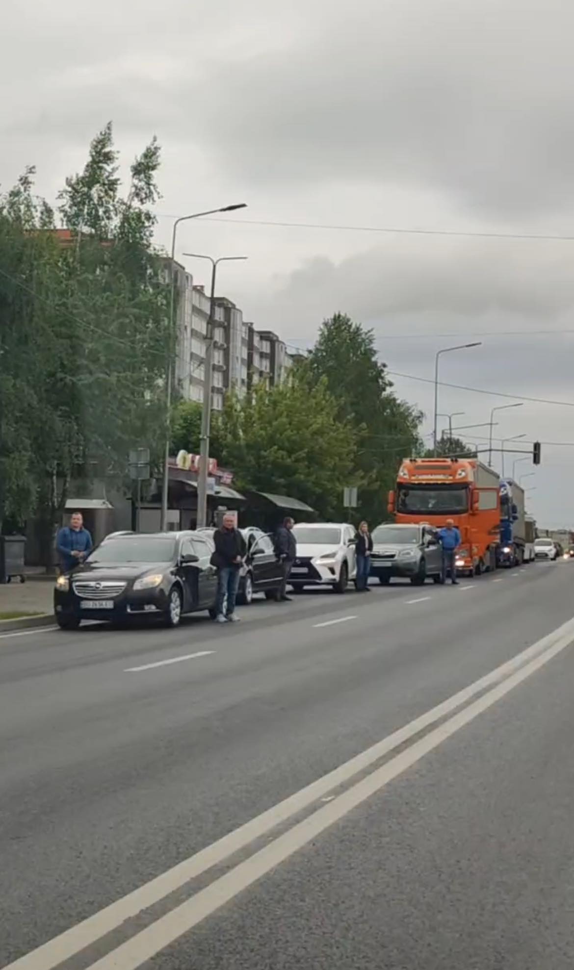 Новини Тернополя - фото з У Тернополі «на щиті» проводжають трьох загиблих героїв Немає опису.