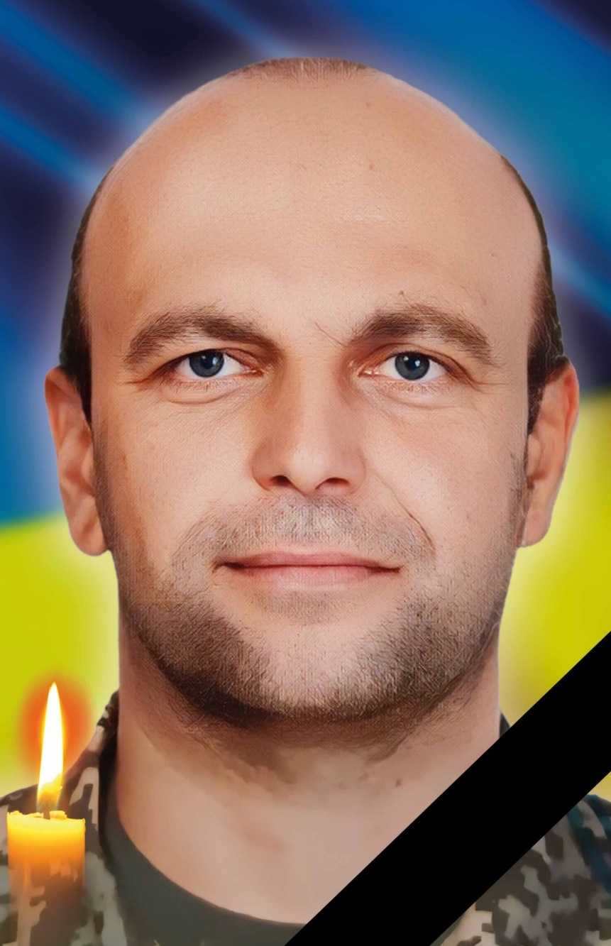 Новини Тернополя - фото з У Тернополі «на щиті» проводжають трьох загиблих героїв На зображенні може бути: 1 особа