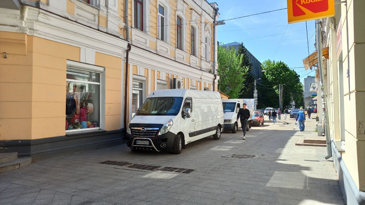 Новини Житомира - фото з Досі не вдається витягнути автівку, яка провалилася у фонтан на Михайлівській. ВІДЕО
