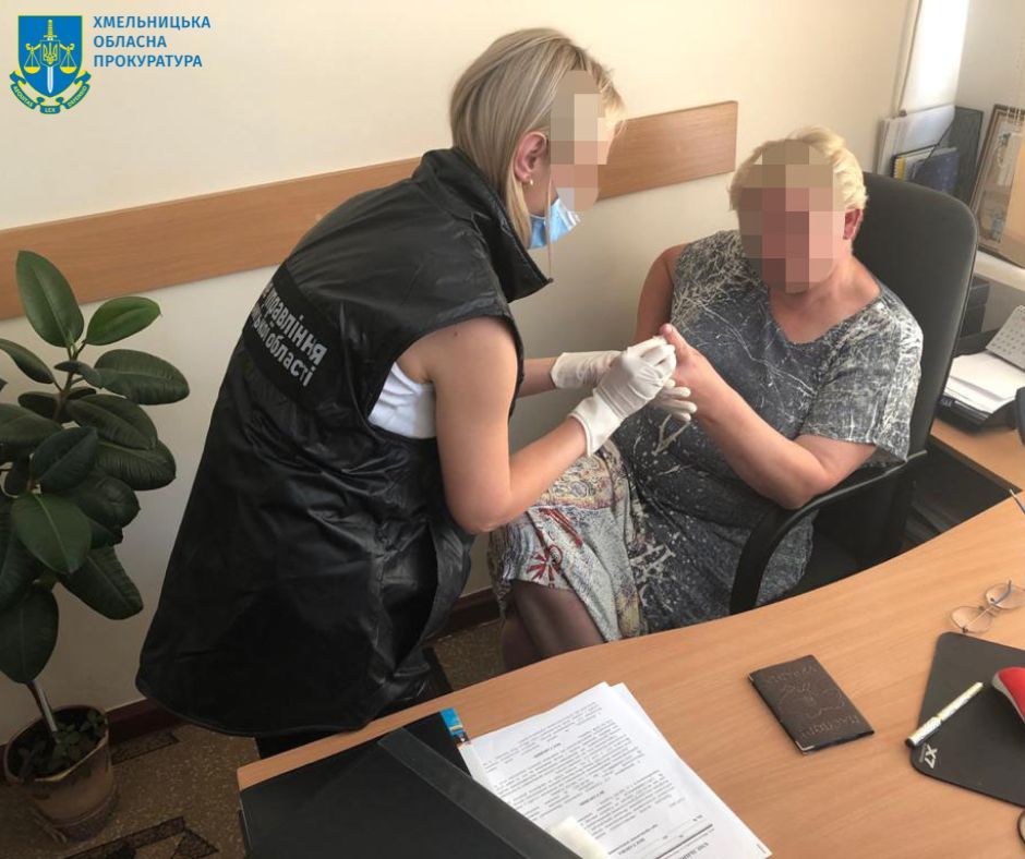 Новини Хмельницького - фото з Прокурори вимагають позбавити волі посадовицю з Хмельниччини, яка взяла хабар