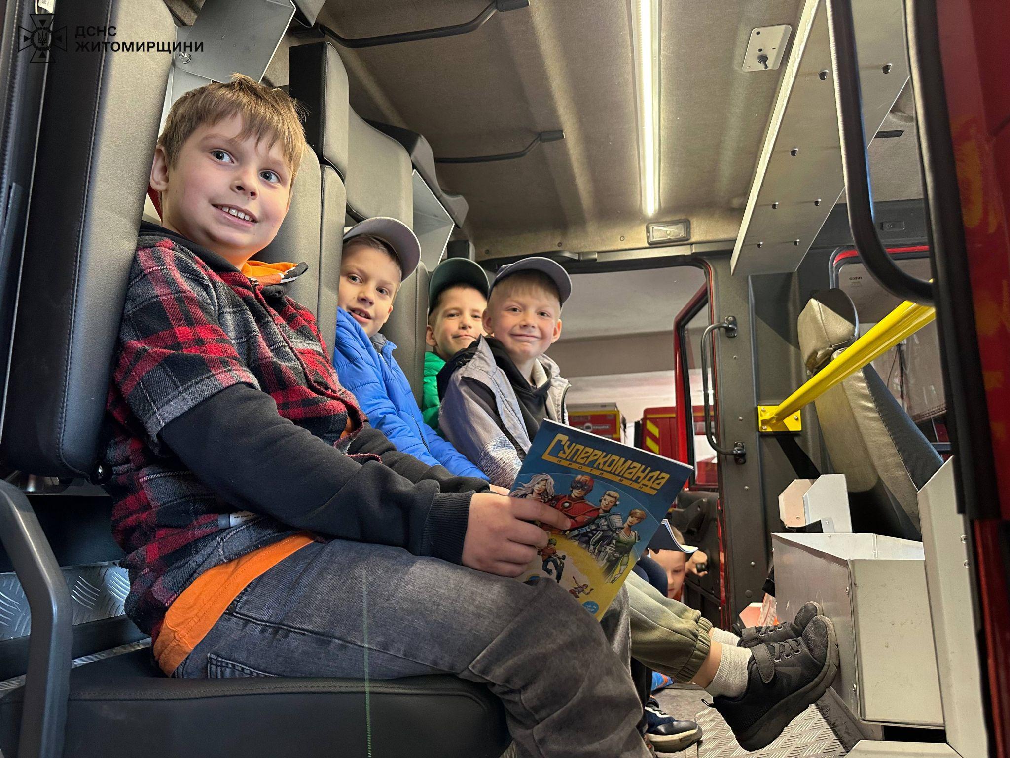 Новини Житомира - фото з На базі Класу безпеки житомирські рятувальники навчають підростаюче покоління азам безпеки