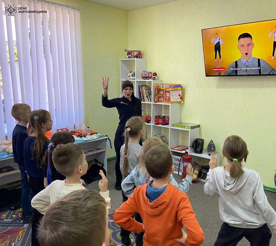 Новини Житомира - фото з На базі Класу безпеки житомирські рятувальники навчають підростаюче покоління азам безпеки