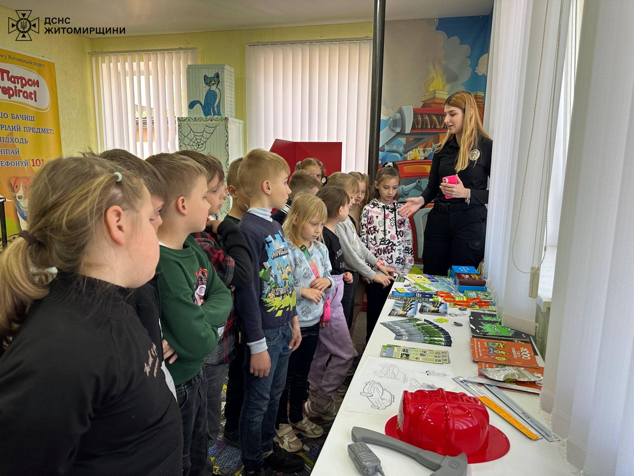 Новини Житомира - фото з На базі Класу безпеки житомирські рятувальники навчають підростаюче покоління азам безпеки