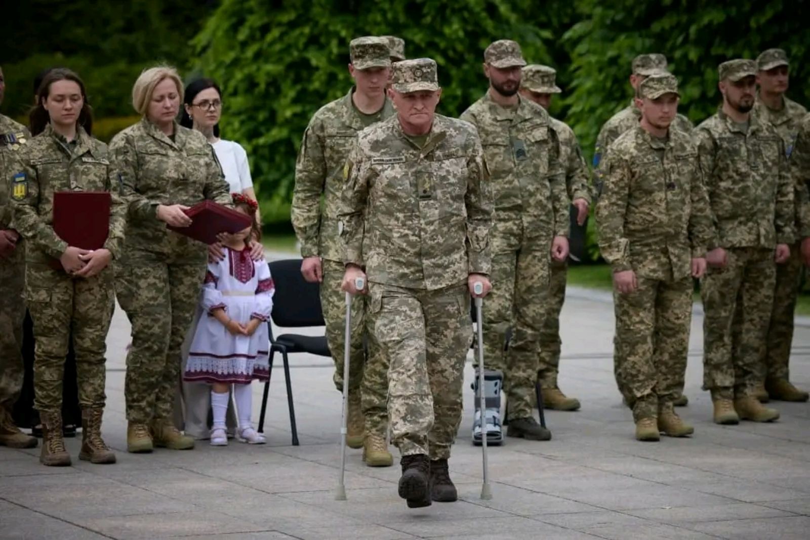 Новини Хмельницького - фото з Зеленський вручив «Хрест бойових заслуг» захиснику з Хмельниччини (ФОТО)