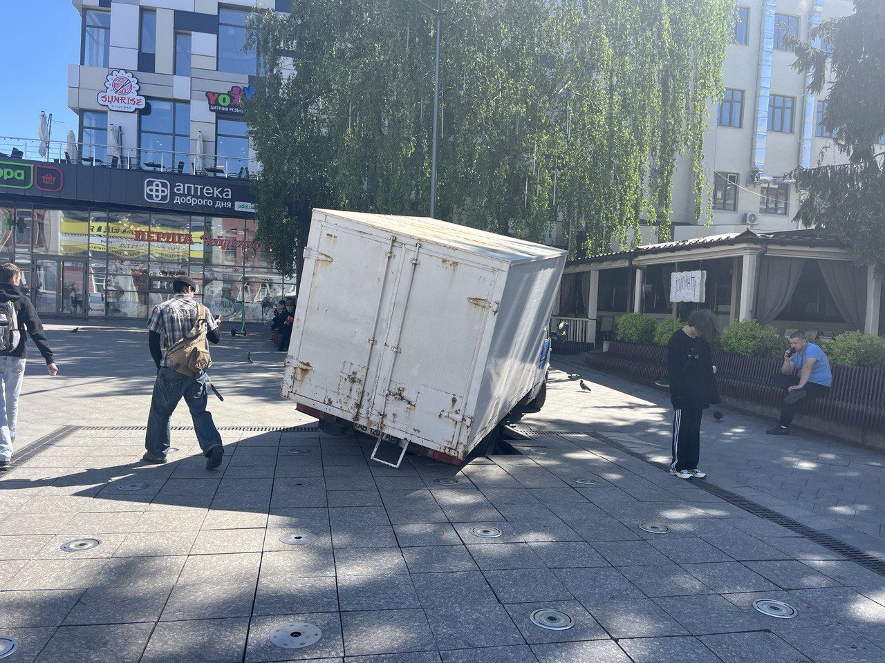 Новини Житомира - фото з Досі не вдається витягнути автівку, яка провалилася у фонтан на Михайлівській. ВІДЕО