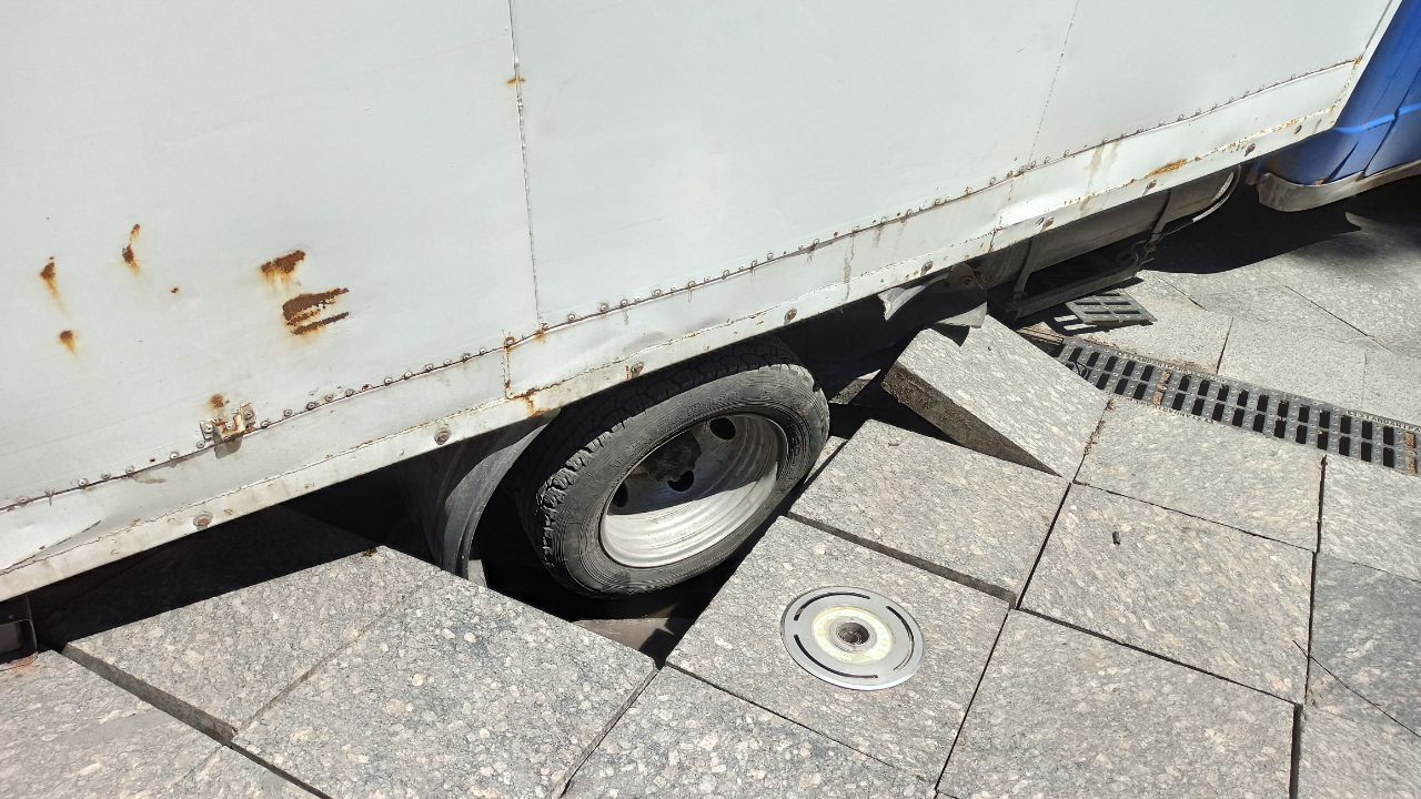 Новини Житомира - фото з Досі не вдається витягнути автівку, яка провалилася у фонтан на Михайлівській. ВІДЕО