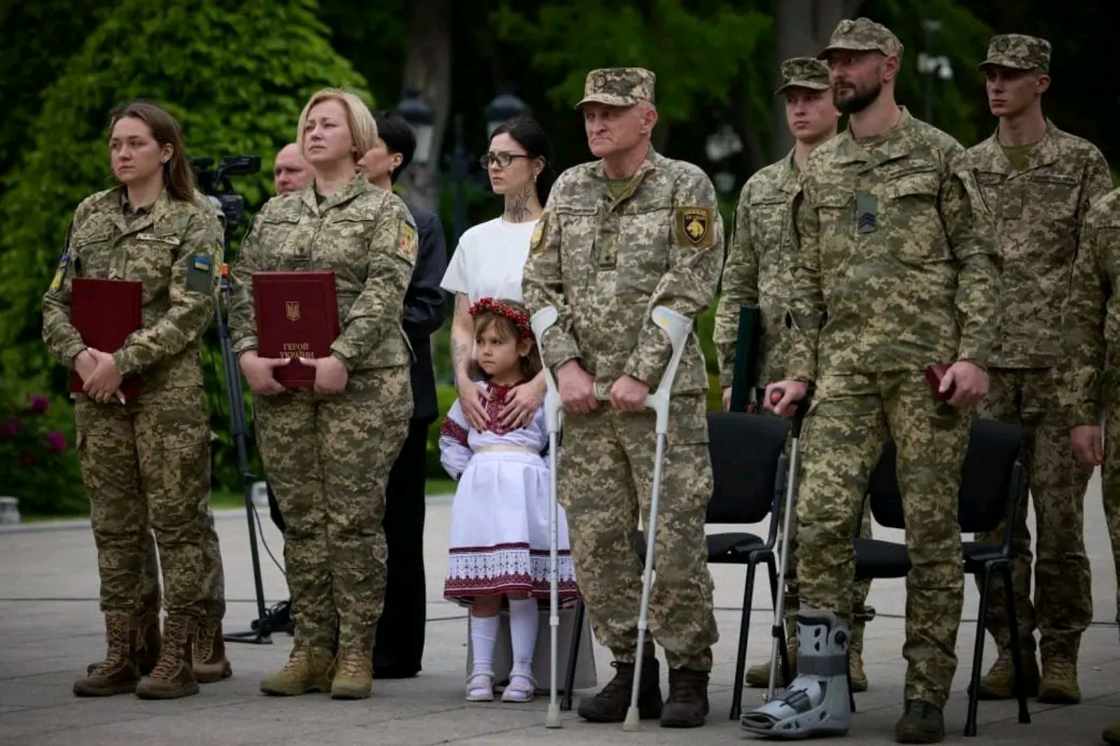 Новини Хмельницького - фото з Зеленський вручив «Хрест бойових заслуг» захиснику з Хмельниччини (ФОТО)