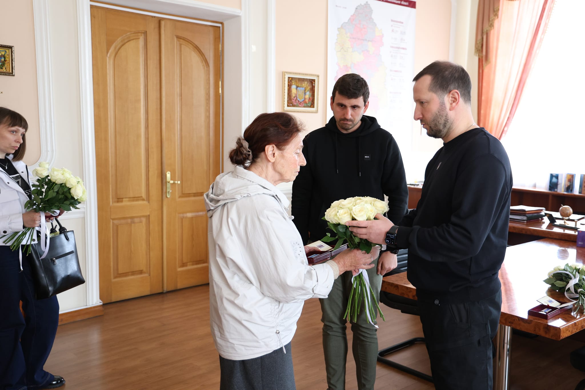 Новини Хмельницького - фото з Рідним загиблих військових з Хмельницького вручили державні нагороди Возможно, это изображение 4 человека