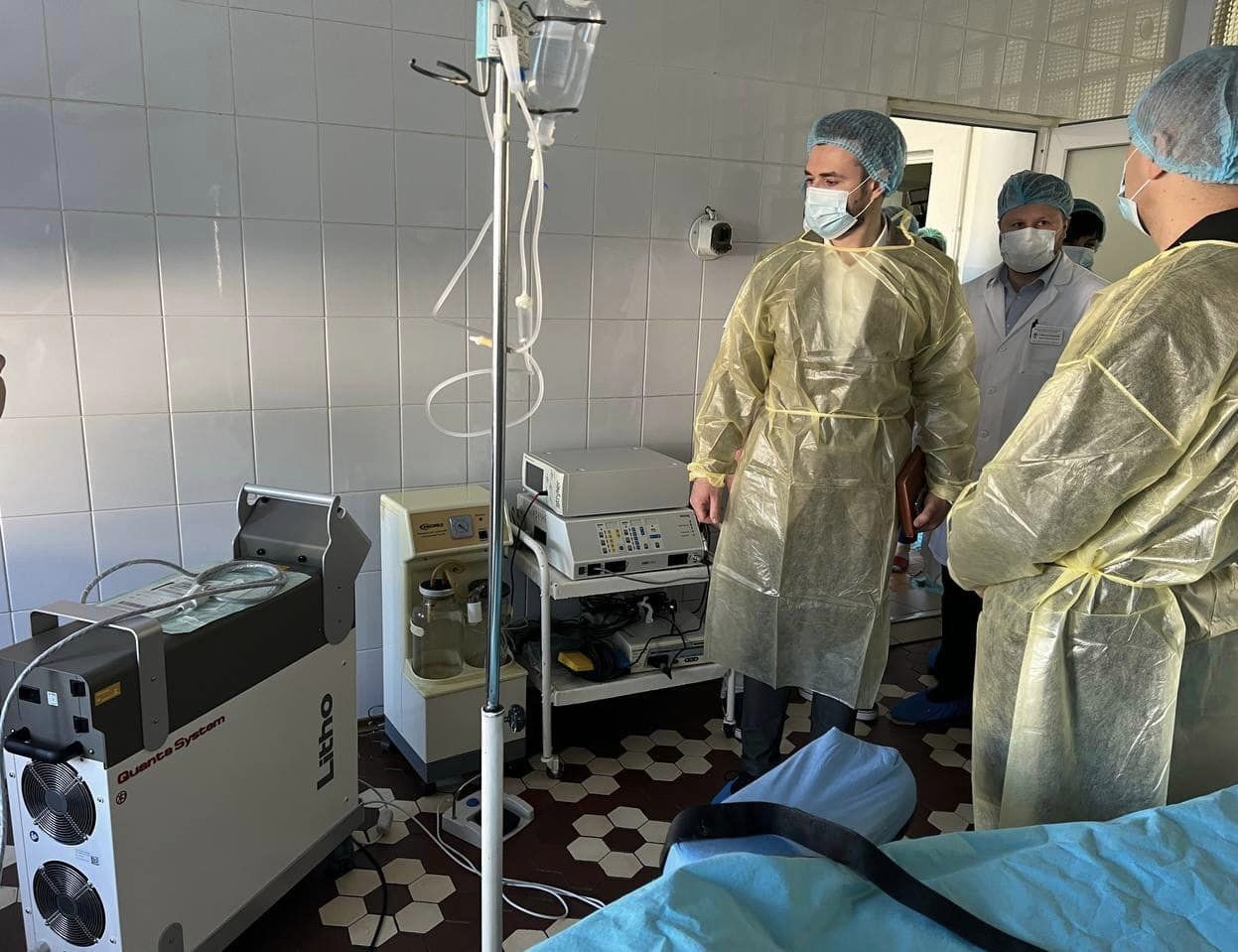 На зображенні може бути: 3 людини та лікарня