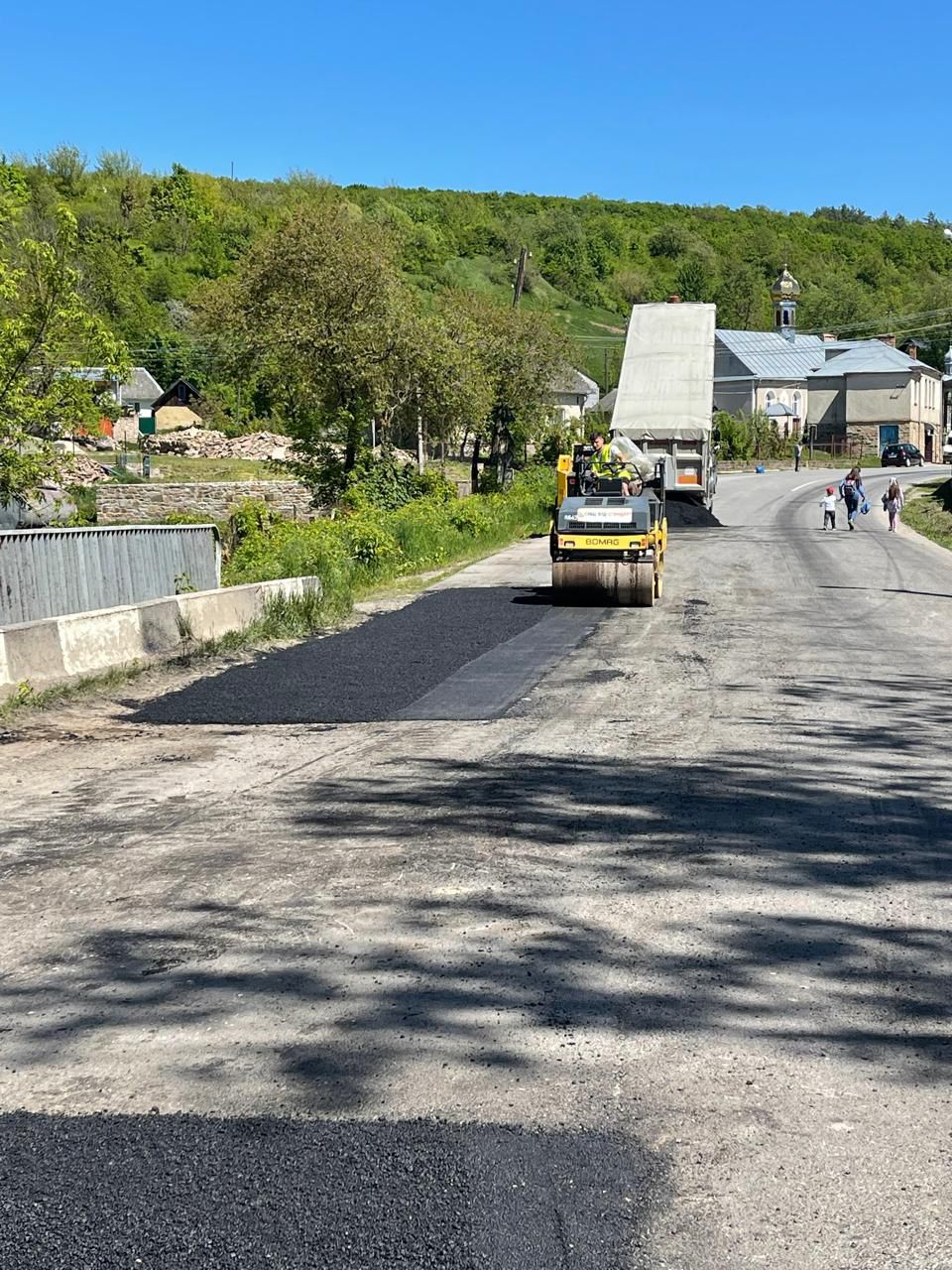 На зображенні може бути: 4 людини та дорога