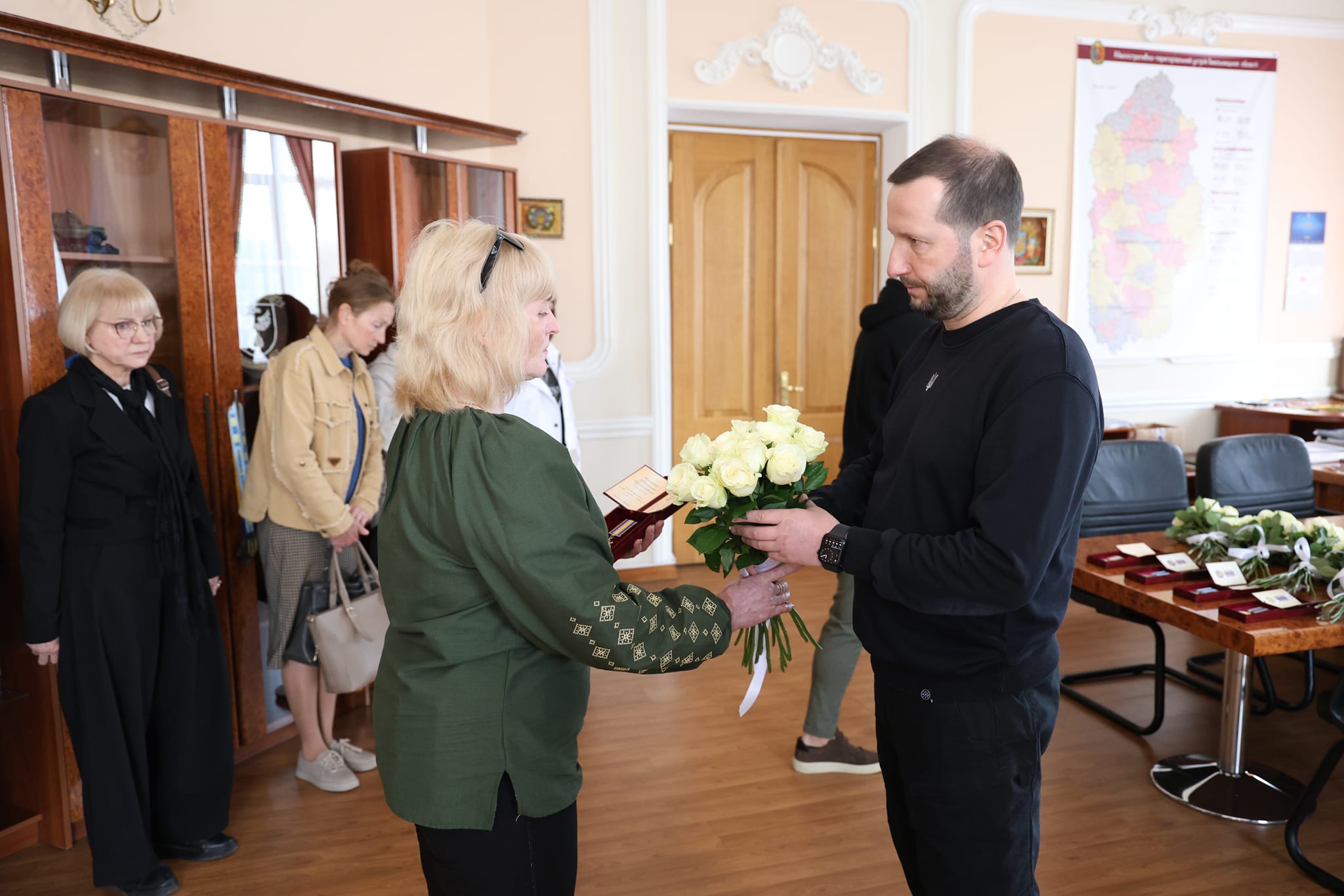 Новини Хмельницького - фото з Рідним загиблих військових з Хмельницького вручили державні нагороди Возможно, это изображение 4 человека